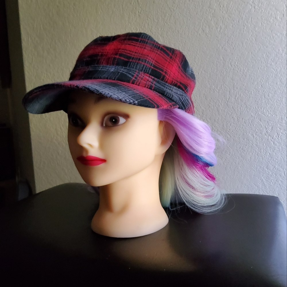 Black and red striped hat